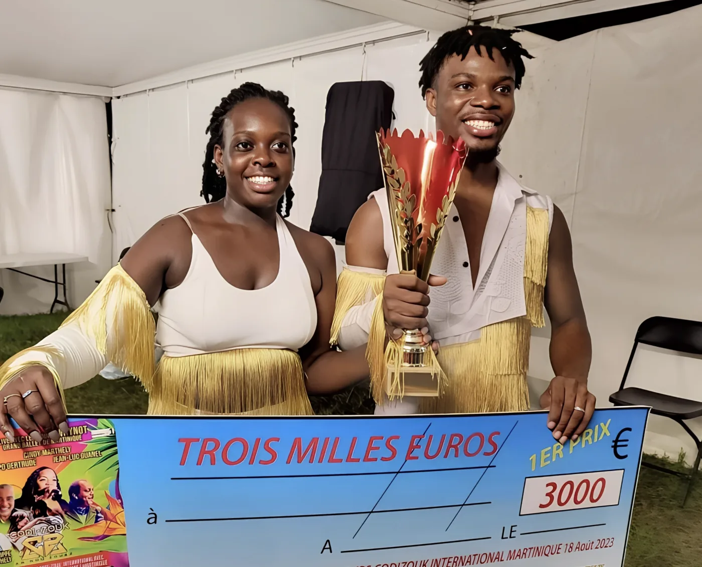 Jojo et Eury, vainqueurs 2023, avec le trophée et le chèque de trois mille euros