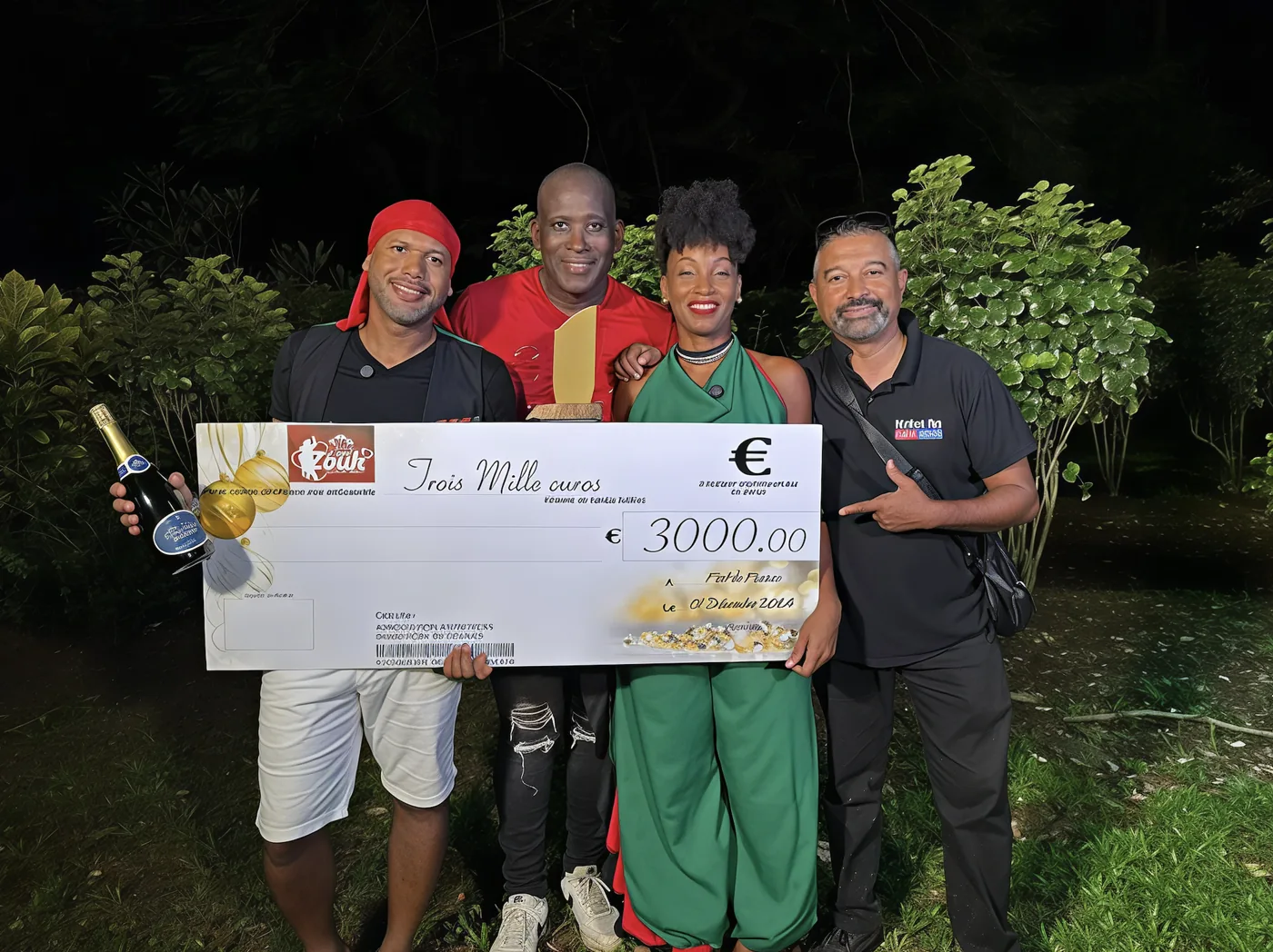 Les vainqueurs 2024 avec le trophée et le chèque de trois mille euros