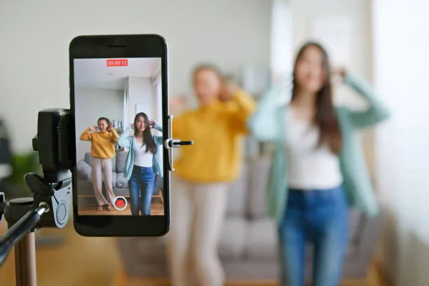 Un téléphone filme deux danseuses